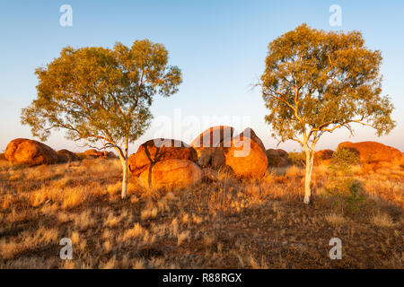 La première lumière sur Devils Marbles Conservation reserve. Banque D'Images