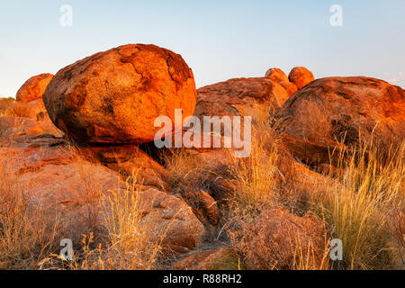 Lumière du soir sur les Devils Marbles bien équilibré. Banque D'Images