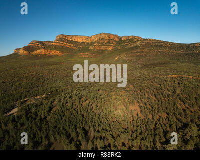 Vue aérienne de Rawnsley Bluff, partie de Wilpena Pound dans les Flinders Ranges. Banque D'Images