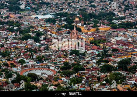 Bull ring et de la paroisse de SAN MGIUEL ARCANGEL comme vu à partir d'un début de matinée balade en montgolfière - San Miguel de Allende, Mexique Banque D'Images