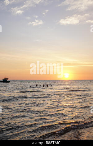 Les enfants jouent dans la mer au coucher du soleil sur l'île de Phu Quoc au Vietnam Banque D'Images