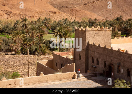 Le Maroc, la Gorge de la rivière de Ziz, Guers Tiallaline, style kasbah guest house Banque D'Images