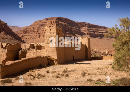 Le Maroc, la Gorge de la rivière de Ziz, Guers Tiallaline, ancienne kasbah reste Banque D'Images