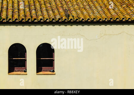 Maison avec toit de tuiles et deux fenêtres Espagne Banque D'Images