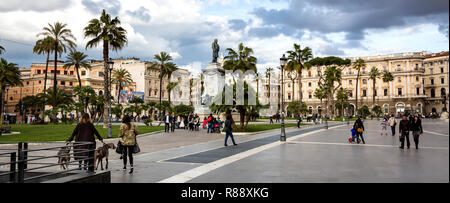 Rome, Italie, Février 2017 : personnes marchant sur la Piazza Cavour sur une journée d'hiver Banque D'Images