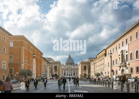 Rome, Italie, 11 février 2017 : les gens à marcher le long de la célèbre Via della Conciliazione avec la Basilique Saint Pierre dans la distance Banque D'Images