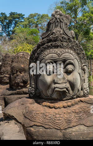 La statue d'un visage sur les motifs d'Angkor Wat au Cambodge Banque D'Images