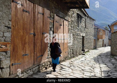 Vue sur la rue sur rue pavée, dans le village de montagne de l'Azerbaïdjan Lahic Banque D'Images