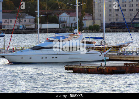 Odessa, Ukraine - le 08 août 2018. Blanche-neige magnifiques yachts sont amarrés près de la jetée de la soirée soft du soleil. Le concept d'aventures d'été, Banque D'Images