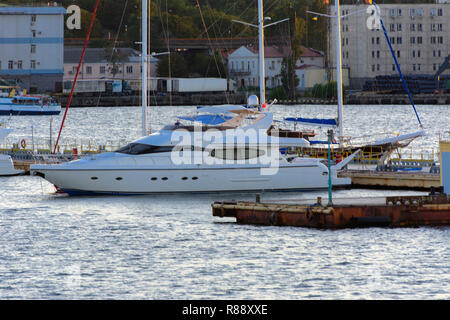 Odessa, Ukraine - le 08 août 2018. Blanche-neige magnifiques yachts sont amarrés près de la jetée de la soirée soft du soleil. Le concept d'aventures d'été, Banque D'Images