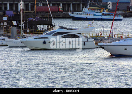 Odessa, Ukraine - le 08 août 2018. Blanche-neige magnifiques yachts sont amarrés près de la jetée de la soirée soft du soleil. Le concept d'aventures d'été, Banque D'Images