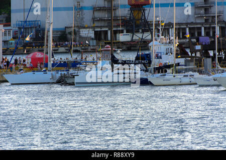 Odessa, Ukraine - le 08 août 2018. Blanche-neige magnifiques yachts sont amarrés près de la jetée de la soirée soft du soleil. Le concept d'aventures d'été, Banque D'Images