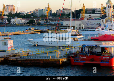 Odessa, Ukraine - le 08 août 2018. Blanche-neige magnifiques yachts sont amarrés près de la jetée de la soirée soft du soleil. Le concept d'aventures d'été, Banque D'Images