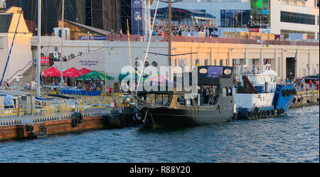 Odessa, Ukraine - le 08 août 2018. Blanche-neige magnifiques yachts sont amarrés près de la jetée de la soirée soft du soleil. Le concept d'aventures d'été, Banque D'Images