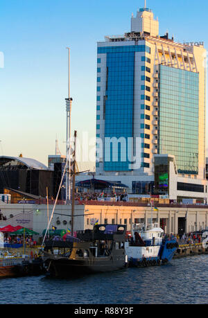 Odessa, Ukraine - le 08 août 2018. Blanche-neige magnifiques yachts sont amarrés près de la jetée de la soirée soft du soleil. Le concept d'aventures d'été, Banque D'Images