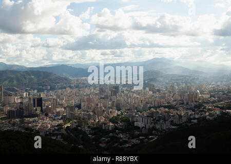 Des rues et les montagnes au loin, Caracas, Venezuela, Amérique du Sud Banque D'Images