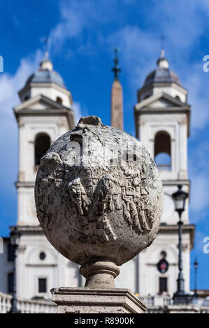 La Trinità dei Monti église située en haut de la place d'Espagne, Rome, Italie. Banque D'Images