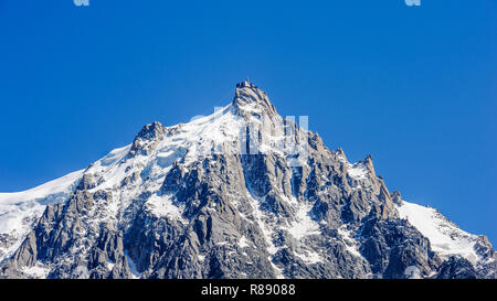 Vue de l'Aiguille du Midi, près du sommet du Mont Blanc, de la vallée près de Chamonix, France Banque D'Images