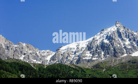 Vue de l'Aiguille du Midi, près du sommet du Mont Blanc, de la vallée près de Chamonix, France Banque D'Images