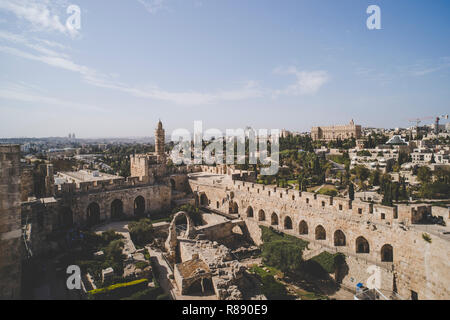 Vue panoramique de la tour de David au printemps dans la vieille ville de Jérusalem, Israël. Tour de David sur le mur sud de Jérusalem Banque D'Images