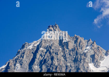 Vue de l'Aiguille du Midi, près du sommet du Mont Blanc, de la vallée près de Chamonix, France Banque D'Images