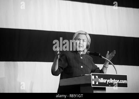 Des Moines, Iowa, USA - 14 juin 2015 : Le candidat démocrate Hillary Clinton parle d'un groupe de partisans à l'Iowa State Fair. Banque D'Images
