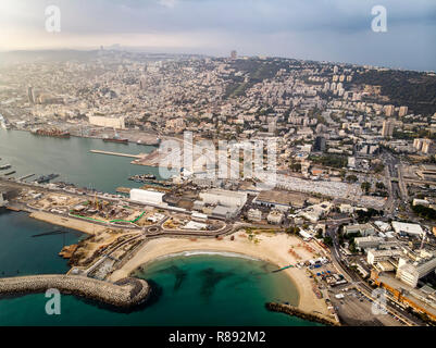 Vue sur la côte d'Haïfa. Billet d'arrière-plan. Sur la mer des plages et de la promenade de la ville israélienne de Haïfa. La vue du sommet. Banque D'Images