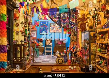 Affichage de l'art et l'artisanat mexicain à la Galerie Les Yeux, Philadelphie, Pennsylvanie, USA. Banque D'Images