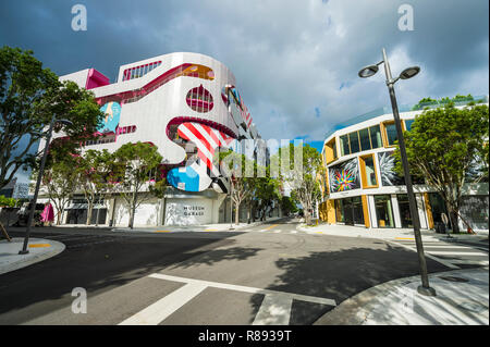 MIAMI - Septembre, 2018 : La façade du garage du musée, un exemple de 'locales' parkitecture, à une intersection dans le Design District. Banque D'Images