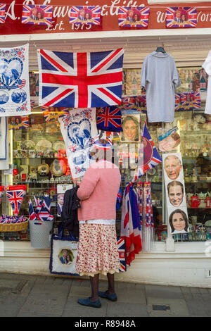 Souvenirs pour la vente à la date de Le mariage royal entre le Prince Harry et Meghan Markle à Windsor, Berkshire Banque D'Images