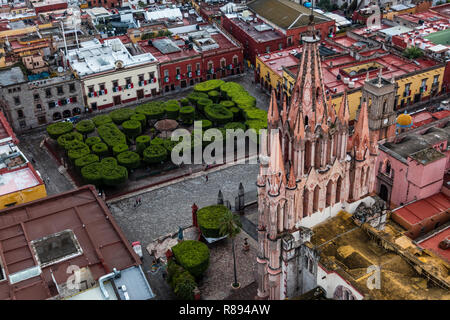 La PARROQUIA DE SAN MGIUEL ARCANGEL comme vu à partir d'un début de matinée balade en montgolfière - San Miguel de Allende, Mexique Banque D'Images