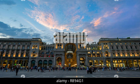 Streetview horizontale de la Galleria Vittorio Emanuele II shopping centre au coucher du soleil à Milan, Italie. Banque D'Images