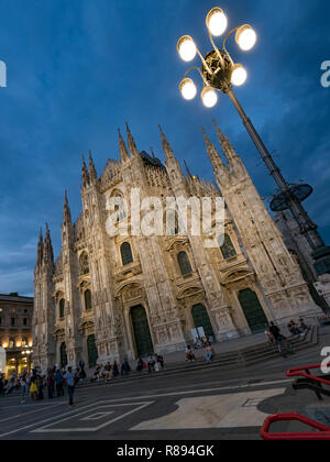 Vue verticale de la cathédrale de Milan dans la nuit, de l'Italie. Banque D'Images