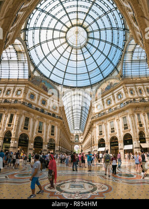 Vue verticale à l'intérieur de la galerie Vittorio Emanuele II à Milan, Italie. Banque D'Images