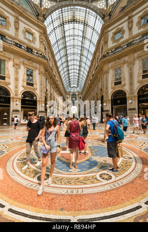 Vue verticale à l'intérieur de la galerie Vittorio Emanuele II à Milan, Italie. Banque D'Images