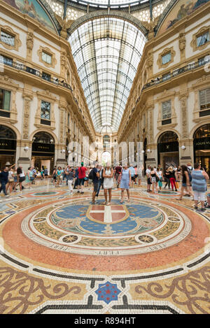 Vue verticale à l'intérieur de la galerie Vittorio Emanuele II à Milan, Italie. Banque D'Images