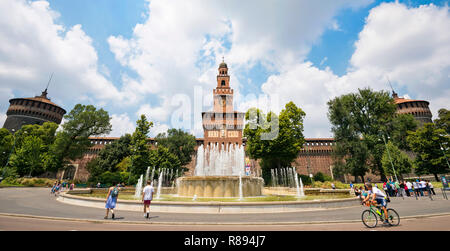 Streetview horizontale de Castello Sforzesco et Torre del Filarete à Milan, Italie. Banque D'Images