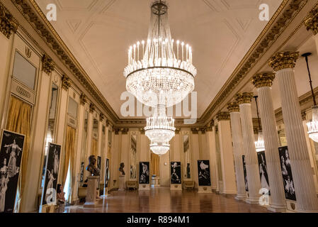 Vue horizontale à l'intérieur de la Scala de Milan, en Italie. Banque D'Images