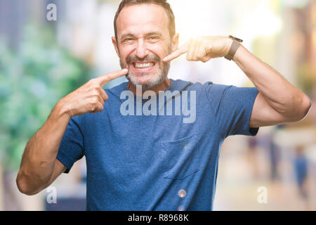 L'âge moyen le senior man smiling fond isolé plus confiant avec les doigts et en montrant les dents et bouche. Concept de santé. Banque D'Images