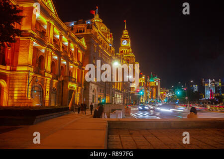 Shanghai, Chine, Skyline comme vu du Bund. Les bâtiments sont baignés de lumière dorée, la Hong Kong et Shanghai Bank et la douane visible. Banque D'Images