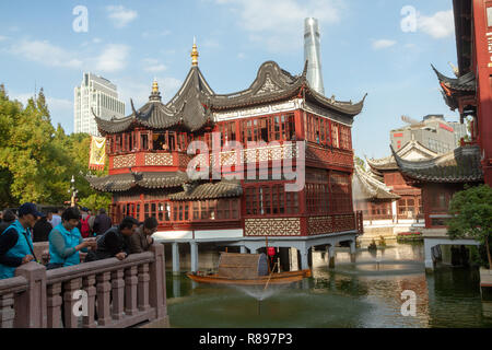 Les touristes se promènent dans les boutiques (Yu Yuan) Yuyuan bazaar, Shanghai, Chine. Ciel couvert, de nombreux touristes wlaking autour des boutiques. Banque D'Images