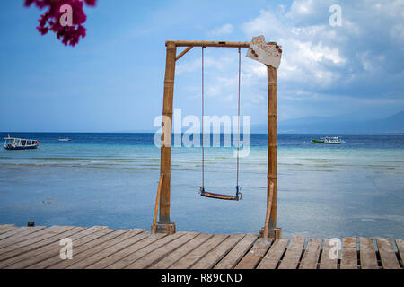 L'Indonésie. Plage exotique. Situé à rotation dans l'océan près de l'île de Gili. Image Banque D'Images