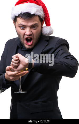 Image de l'homme qui crie à Santa hat avec verre de champagne et de l'horloge sur sa main sur fond blanc vide Banque D'Images