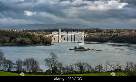 Une vue sur le détroit de Menai entre Bangor et angles montrant le Pont Suspendu de Menai construit par Thomas Telford en 1826 Banque D'Images