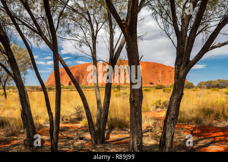 Le magnifique et célèbre Uluru en Australie dans le centre rouge. Banque D'Images