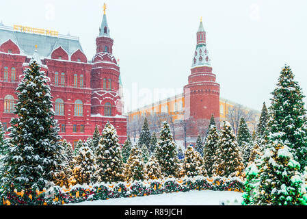 Vue de la Place Rouge et le Musée historique de Moscou en hiver, Russie Banque D'Images