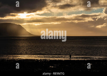 Coucher du soleil avec les nuages sur la mer d'Irlande à Llandudno Rive Ouest, Nord du Pays de Galles Banque D'Images