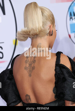 LOS ANGELES, CA, USA - 09 octobre : la chanteuse Rita Ora porte une robe et Valli 25821 Sophia Webster talons arrive à l'American Music Awards 2018 qui a eu lieu au Théâtre Microsoft L.A. Vivre le 9 octobre 2018 à Los Angeles, Californie, États-Unis. (Photo par Xavier Collin/Image Press Office) Banque D'Images