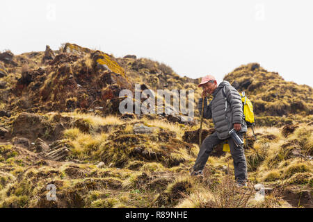 Randonneur prenant une pause sur son périple sur le sentier dans le Mardi Himal ANNAPURNA HIMAL, Népal, Himalaya, Asie Banque D'Images