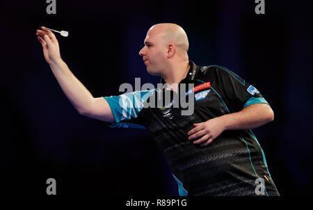 Rob Cross pendant son match contre Jeffrey de Zwaan au cours de la première journée de la William Hill Fléchettes Championships à Alexandra Palace, Londres. ASSOCIATION DE PRESSE Photo. Photo date : Jeudi 13 Décembre, 2018. Crédit photo doit se lire : John Walton/PA Wire Banque D'Images